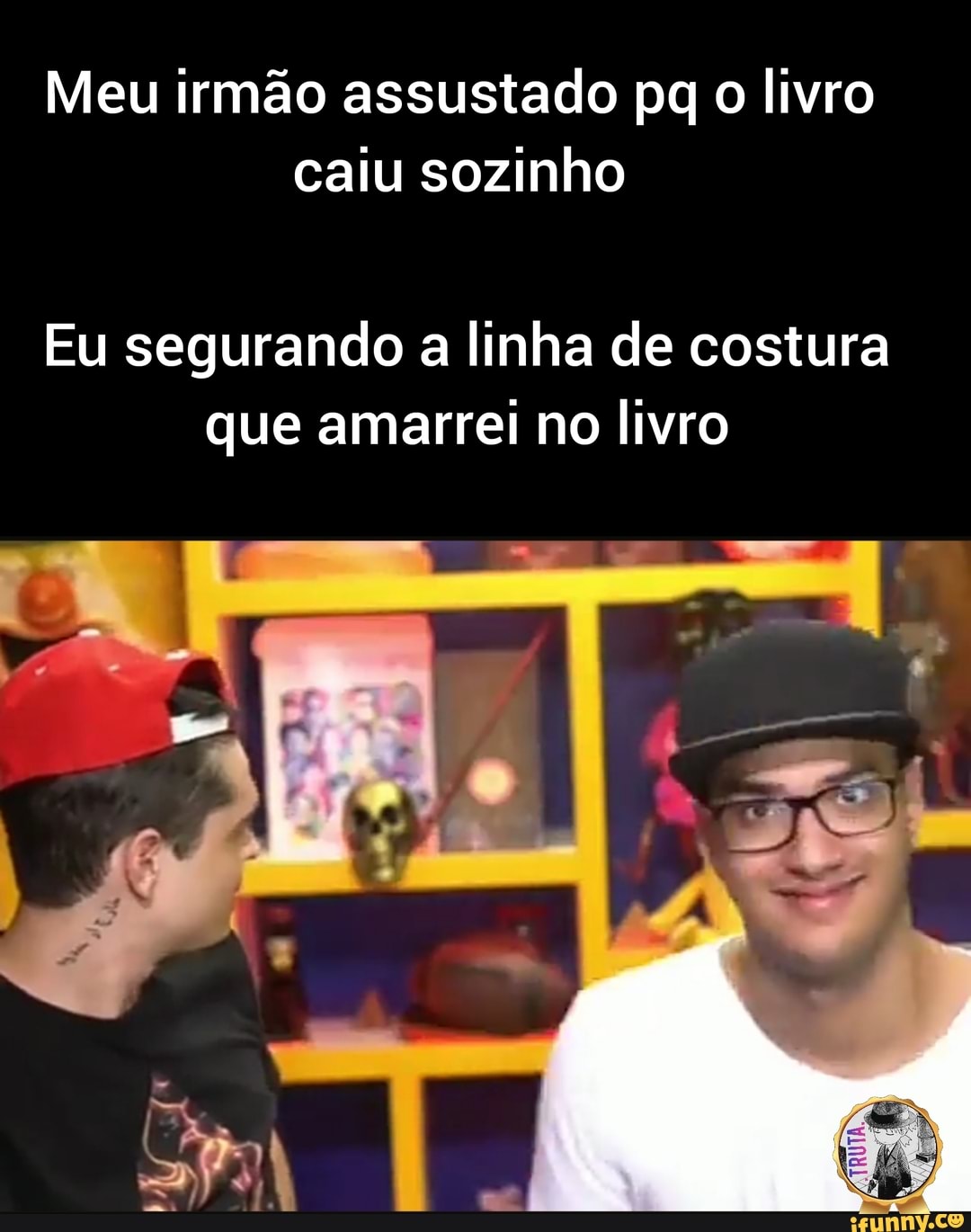 Meu irmão assustado pq o livro caiu sozinho
Eu segurando a linha de costura que amarrei no livro