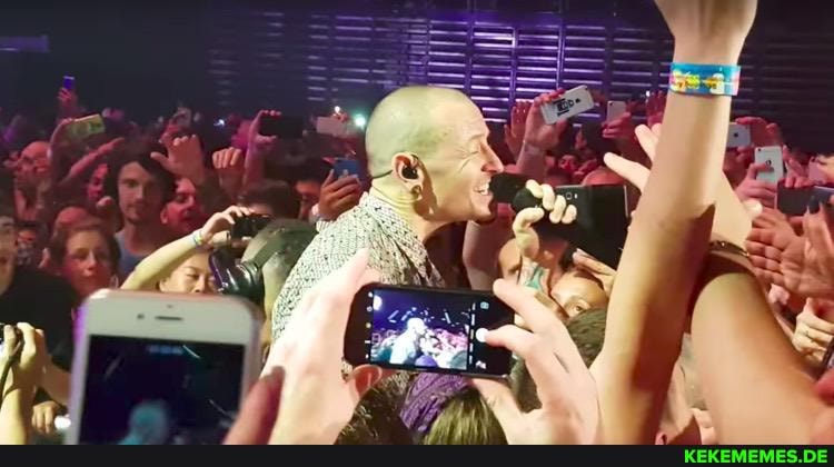 chester, bennington, serenading, fans, concert, barclayard, ar