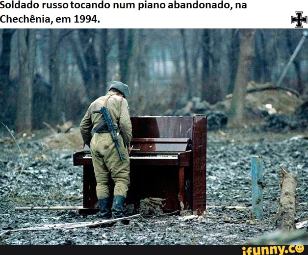 Soldado russo tocando num jano abandonado, nê hechênia, em 1994,