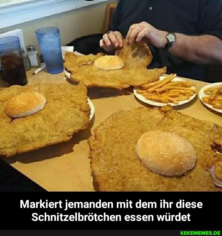 Markiert jemanden mit dem ihr diese
Schnitzelbrötchen essen würdet - Markiert jemanden mit dem ihr diese Schnitzelbrötchen essen würdet