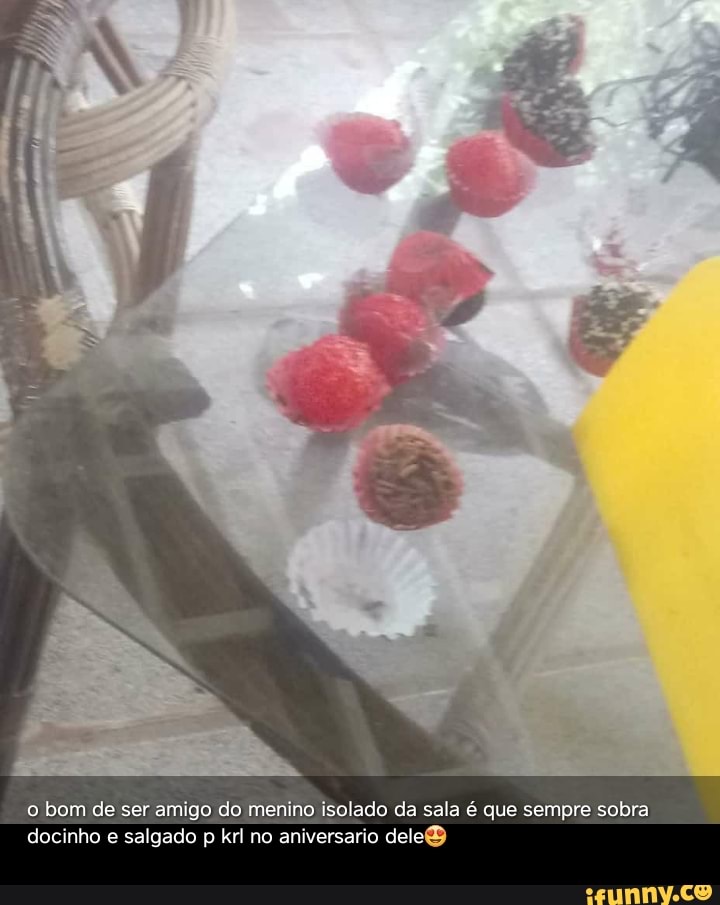 o bom de ser amigo do menino isolado da sala é que sempre sobra
p