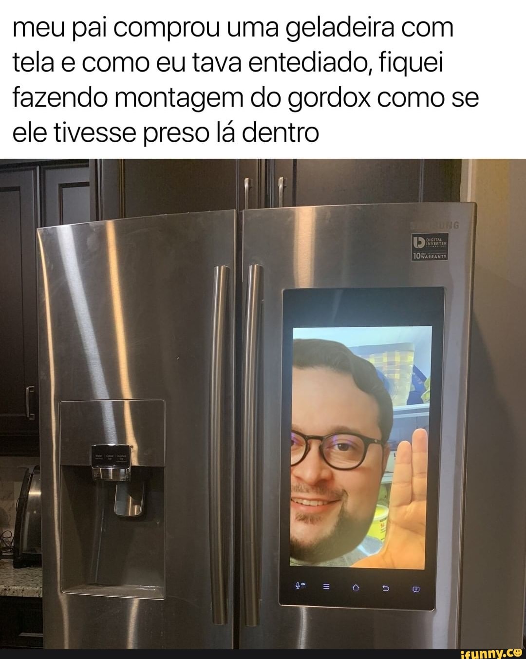 meu pai comprou uma geladeira com tela e como eu tava entediado, fiquei
fazendo montagem do gordox como se ele tivesse preso lá dentro