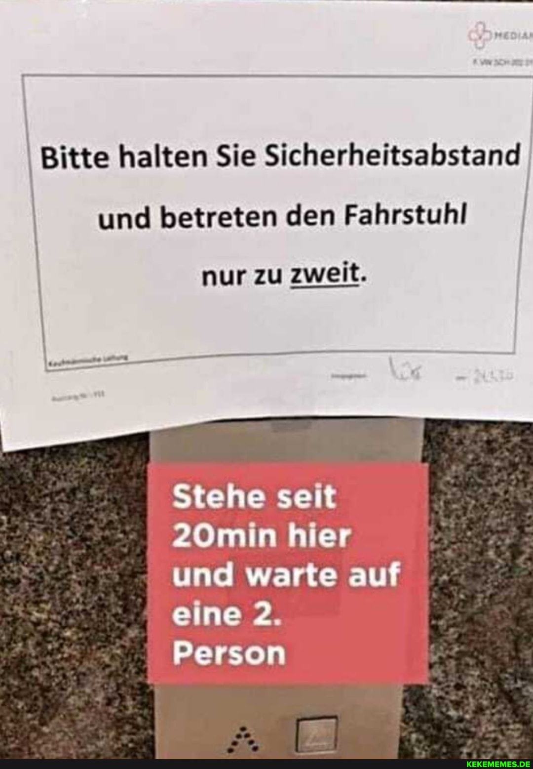 Bitte halten Sie Sicherheitsabstand
und betreten den Fahrstuhl I nur zu zweit.
Stehe seit
2Omin hier und warte auf eine 2.
Person