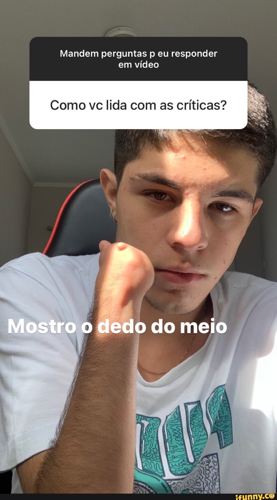 Mandem perguntas p eu responder em vídeo
Como vc lida com as críticas?
Mostro o dedo do meio