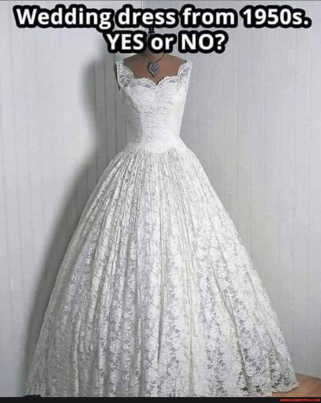 Wedding dress fram 1950s
YES or NO?