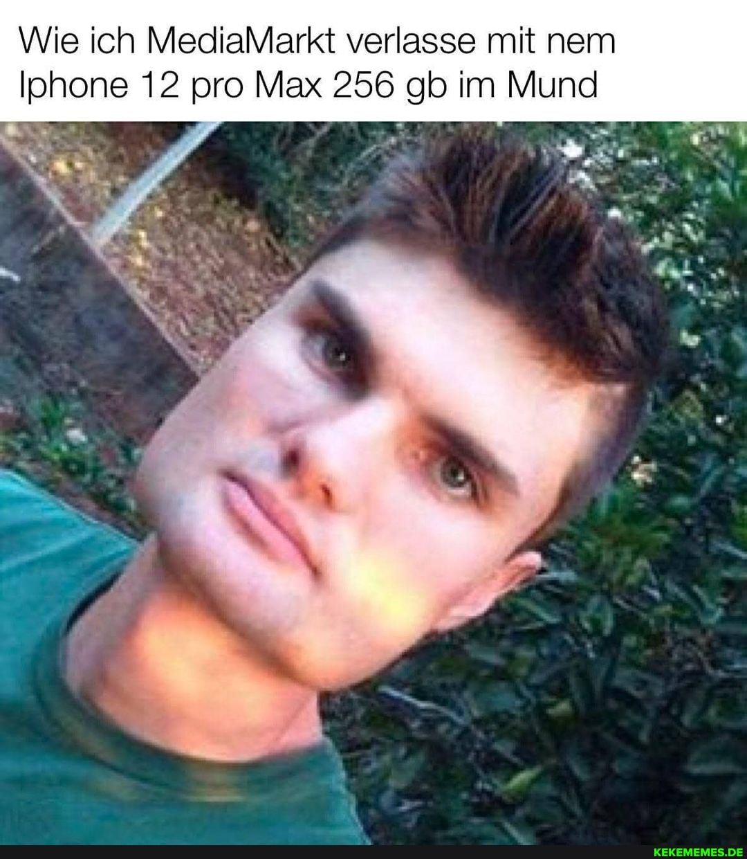 Wie ich MediaMarkt verlasse mit nem
Iphone 12 pro Max 256 gb im Mund