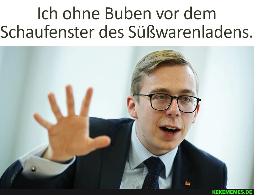 Ich ohne Buben vor dem
Schaufenster des Süßwarenladens.