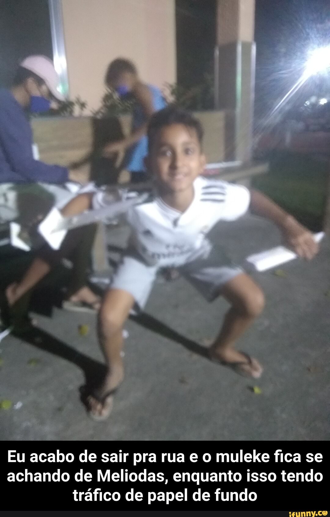 Eu acabo de sair pra rua e o muleke fica se achando de Meliodas, enquanto isso tendo tráfico de papel de fundo - Eu acabo de sair pra rua e o muleke fica se achando de Meliodas, enquanto isso tendo tráfico de papel de fundo