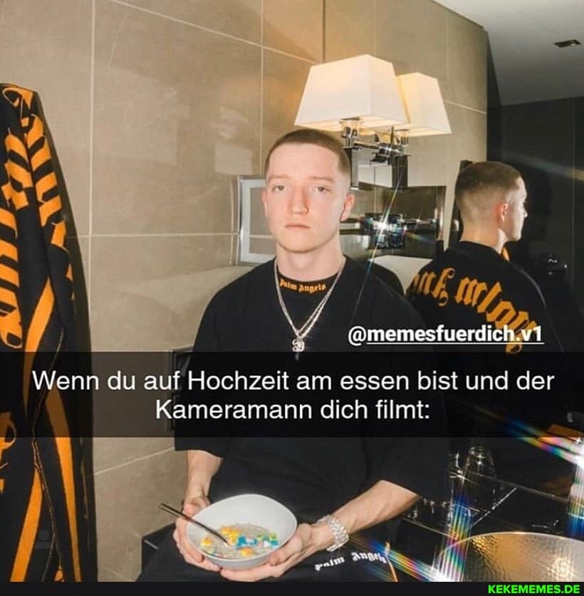 @memesfuerdich
Wenn du auf Hochzeit am essen bist und der
Kameramann dich filmt: