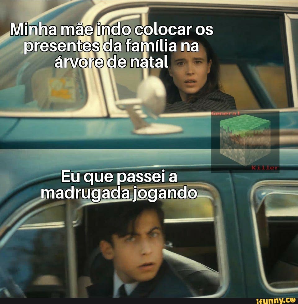 Minha mãe indo colocar os presentes-da família na árvore de natal
Eu que passei a madrugada jogando