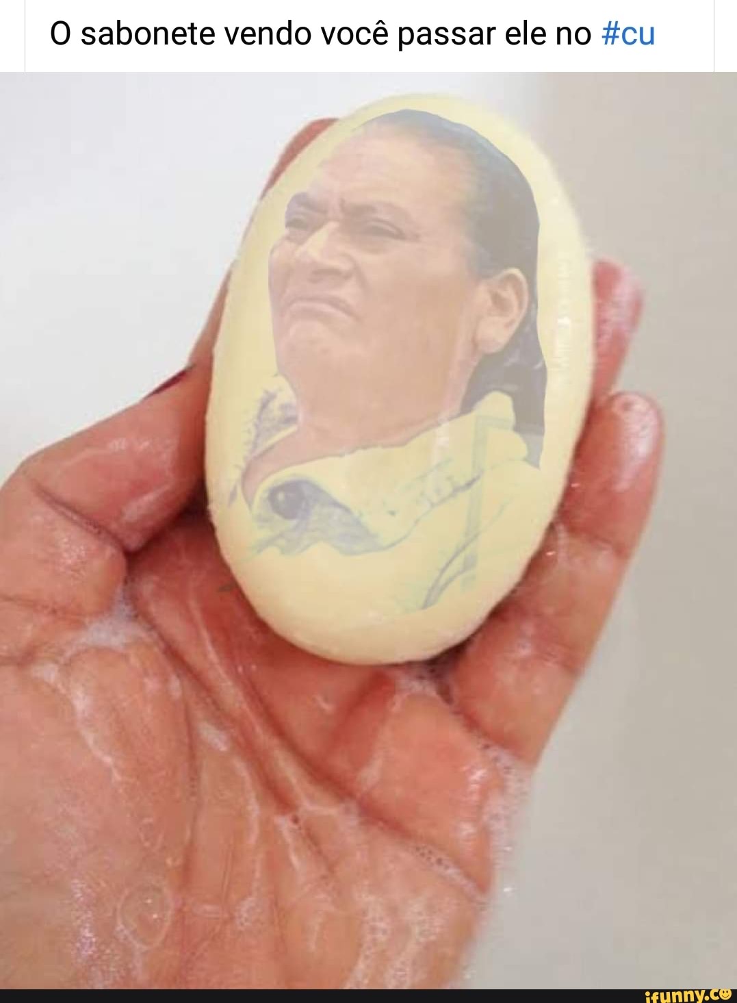 O sabonete vendo você passar ele no cu