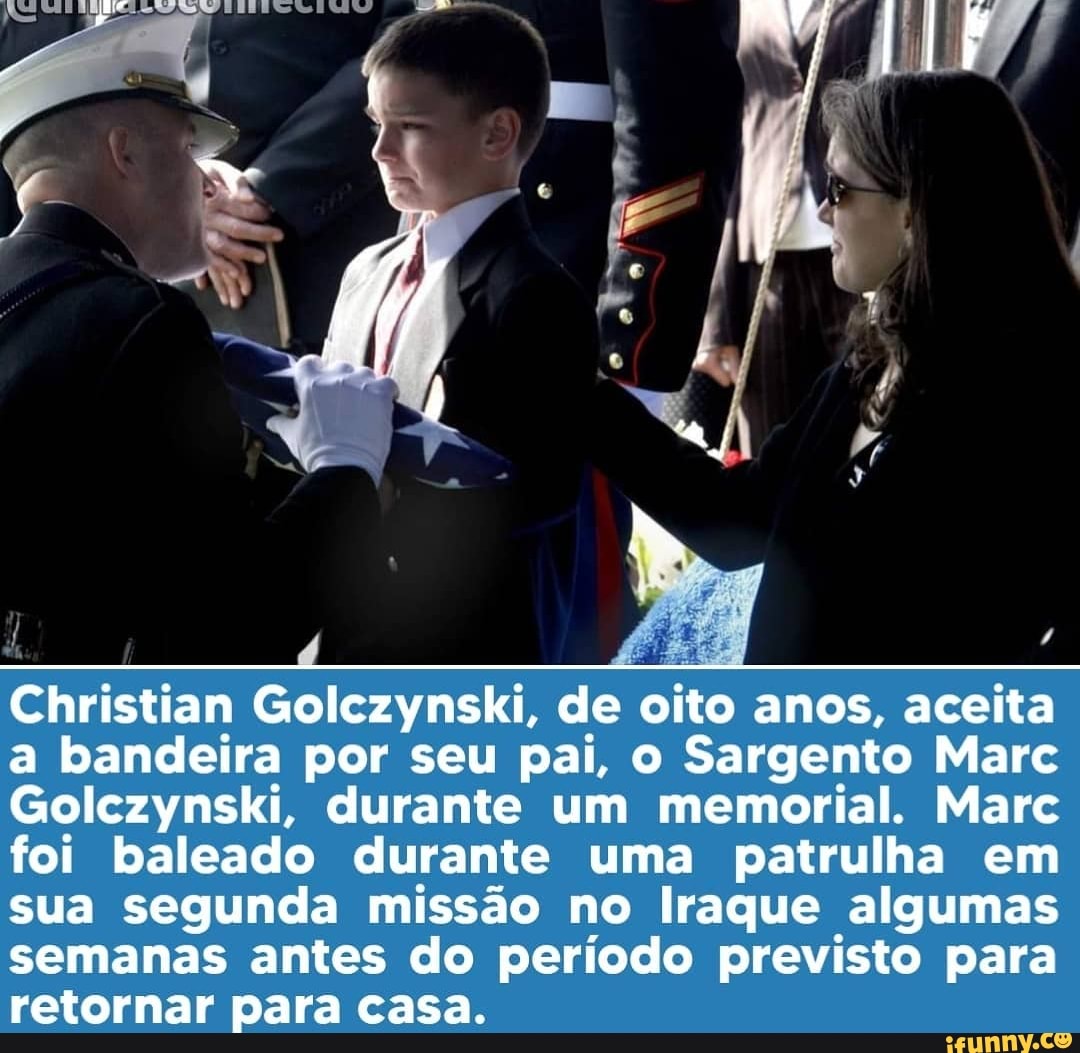 Christian Golczynski, de oito anos, aceita a bandeira por seu pai, o Sargento Mare
Golczynski, durante um memorial. Mare foi baleado durante uma patrulha em sua segunda missão no Iraque algumas semanas antes do período previsto para retornar para casa.