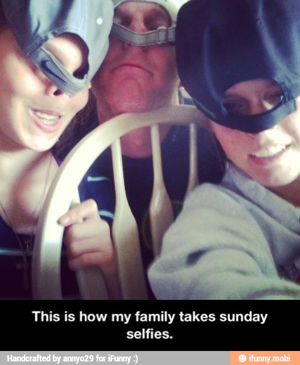 es
This is how my family takes sunday
selfies. - This is how my family takes sunday selfies.