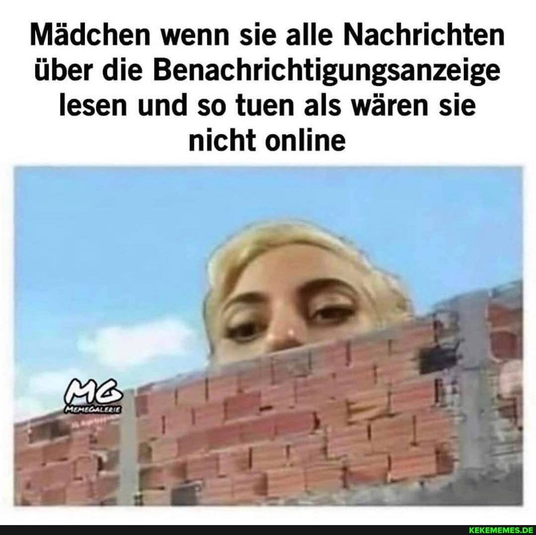 Mädchen wenn sie alle Nachrichten über die Benachrichtigungsanzeige lesen und so tuen als wären sie nicht online
