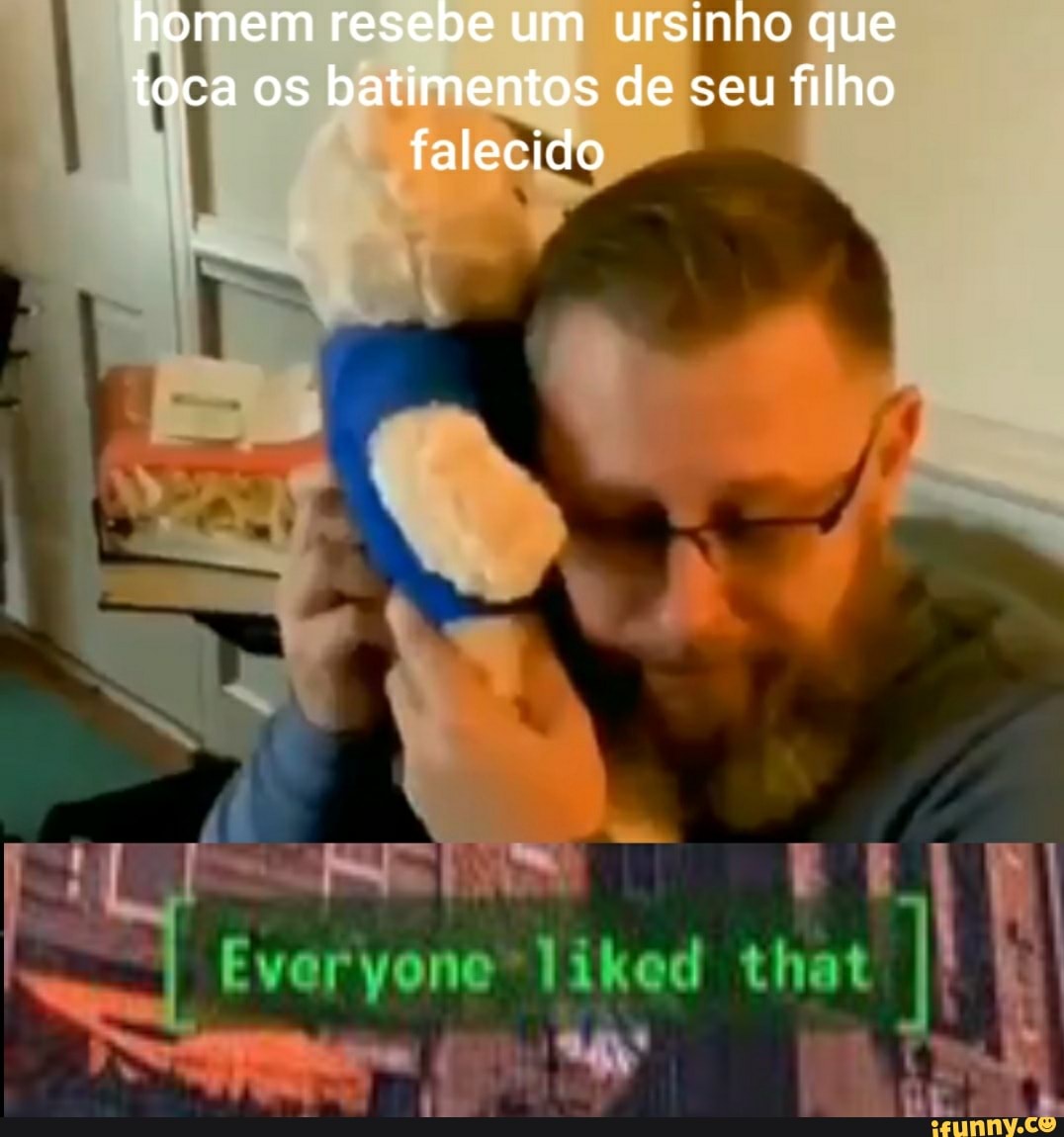 homem resebe um ursinho que toca os batimentos de seu filho falecido
