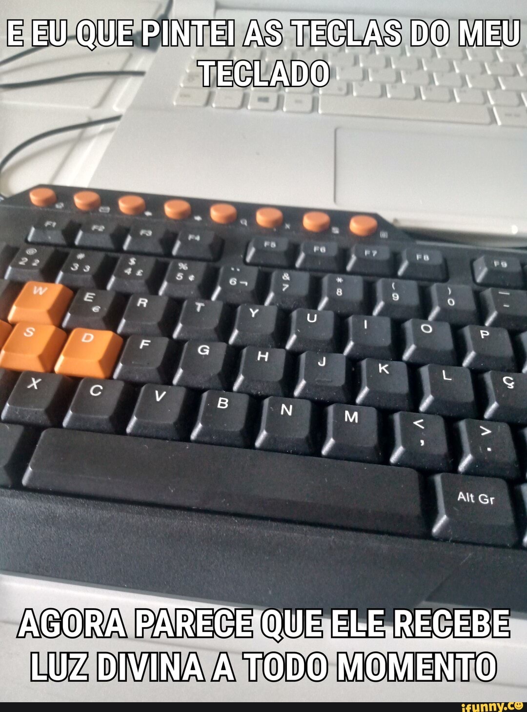 E EU QUE PINTEI AS TECLAS DO MEU
TECLADO
AGORA PARECE-QUE ELE RECEBE LUZ DIVINA A TODO MOMENTO