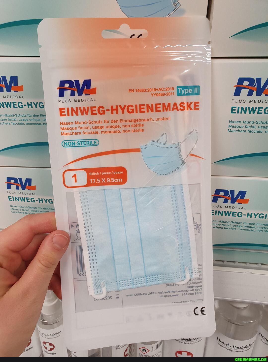 MEDICAL
NWEG-HYG
2n-Mund-Schutz flir den que facial, usage schera facciale,
PLUS MEDICAL
Nasen-a
Masque
Masthere
EN PLUS MEDICAL wynsee-2011 PLUS
pe
EINWEG-HYGIENEMASKE EINWEC
Nasen-Mund-Schutz fir den Einmalgebrauch, unsteril
Masque facial, usage unique, non sterile
Maschera facciale, monouso, non sterile
17.5
ysee0nse) q009 ppb 888 6PBO
ipstieo4 ertaen
one
at
ce
PLUS MEDIC
EINWEC
Nasen-Mund-Schut
Masque facial, usag
Maschera facciale,
MEDICAL
-HYG
\sque faciay,