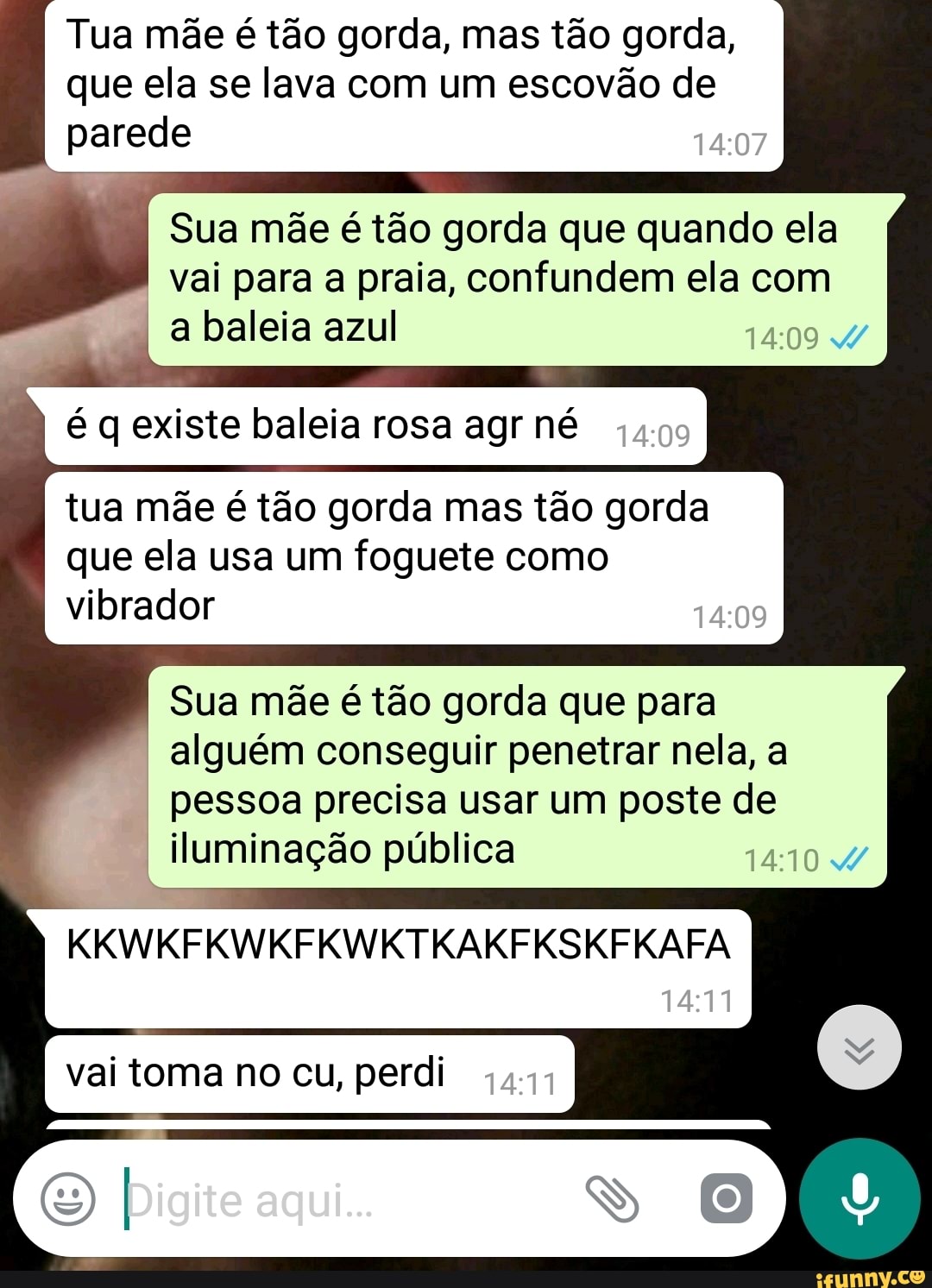 Tua mãe é tão gorda, mas tão gorda, que ela se lava com um escovão de