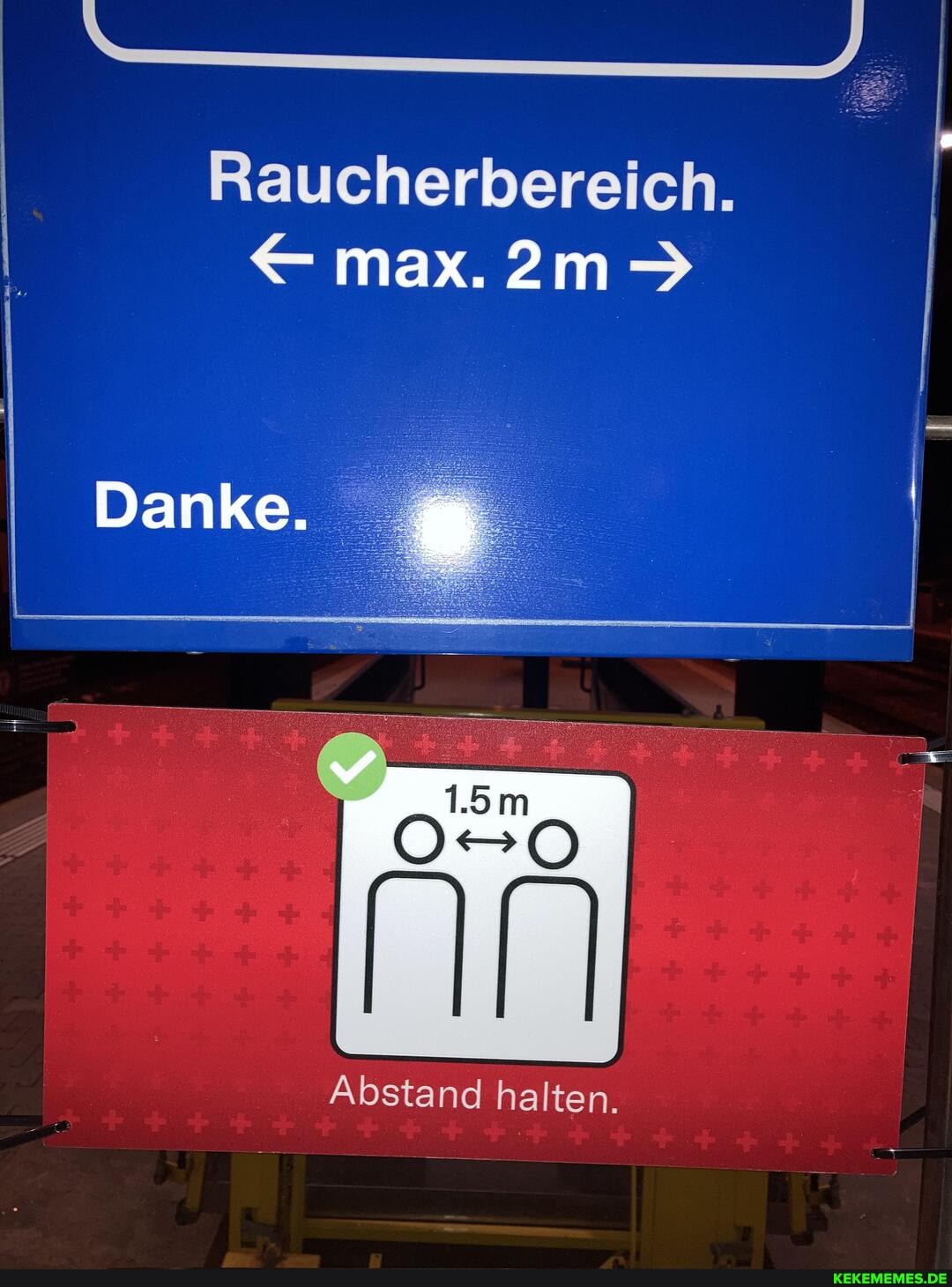 Raucherbereich.
e max.
Danke.
Abstand halten.