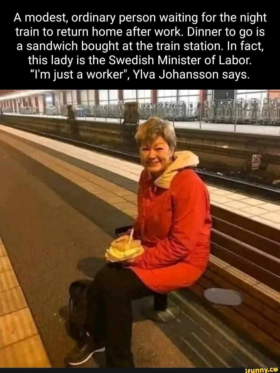 A modest, ordinary person waiting for the night train to return home after work. Dinner to go is a sandwich bought at the train station. In fact, this lady is the Swedish Minister of Labor. "I'm just a worker", Ylva Johansson says. Lit