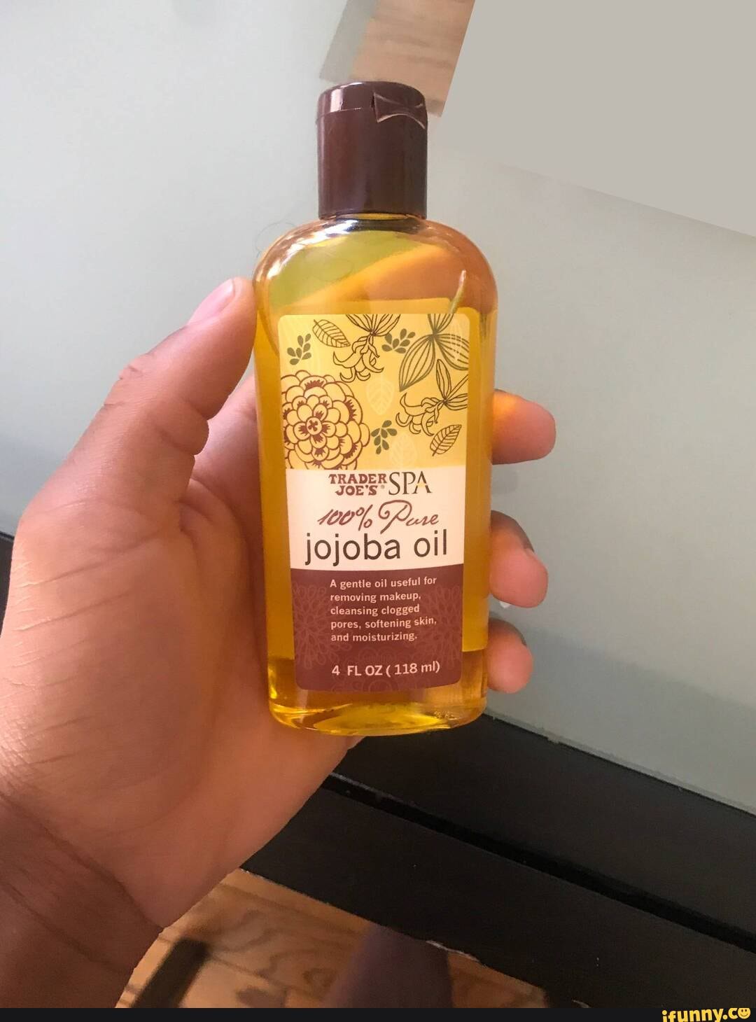 100%, Yure jojoba oil
A gentle oil useful for removing makeup; cleansing clogged
pores, softening skin, and moisturizing-
4 FLOz( 118m!)