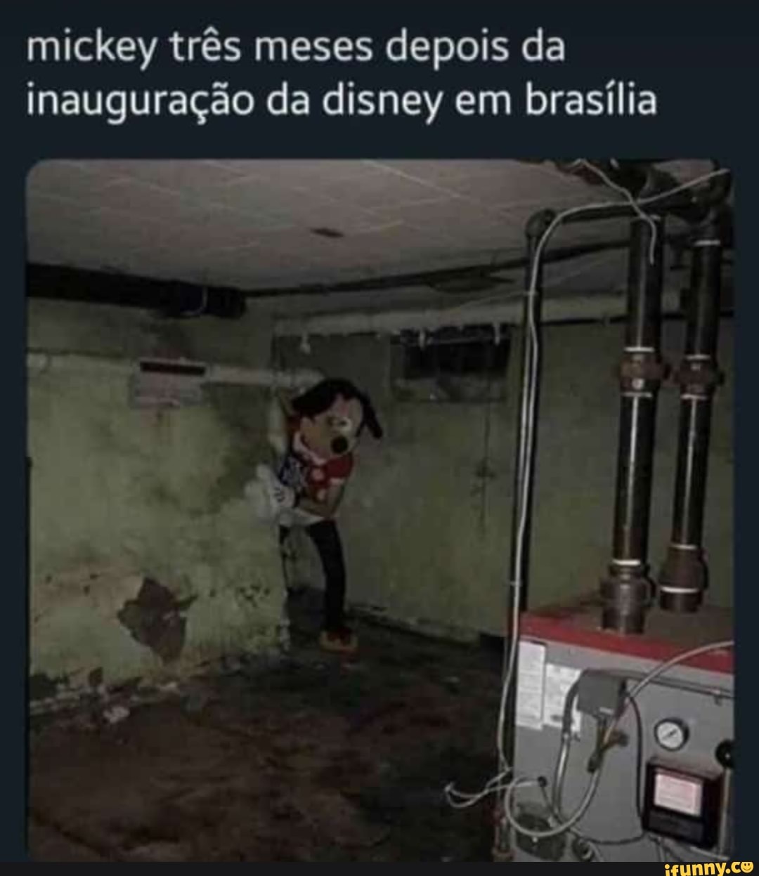 mickey três meses depois da
inauguração da disney em brasília