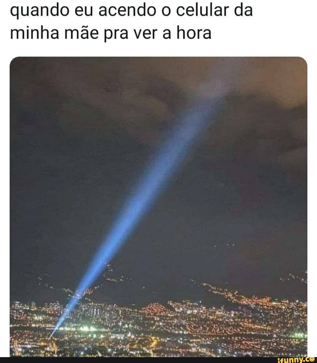 quando eu acendo o celular da minha mãe pra ver a hora